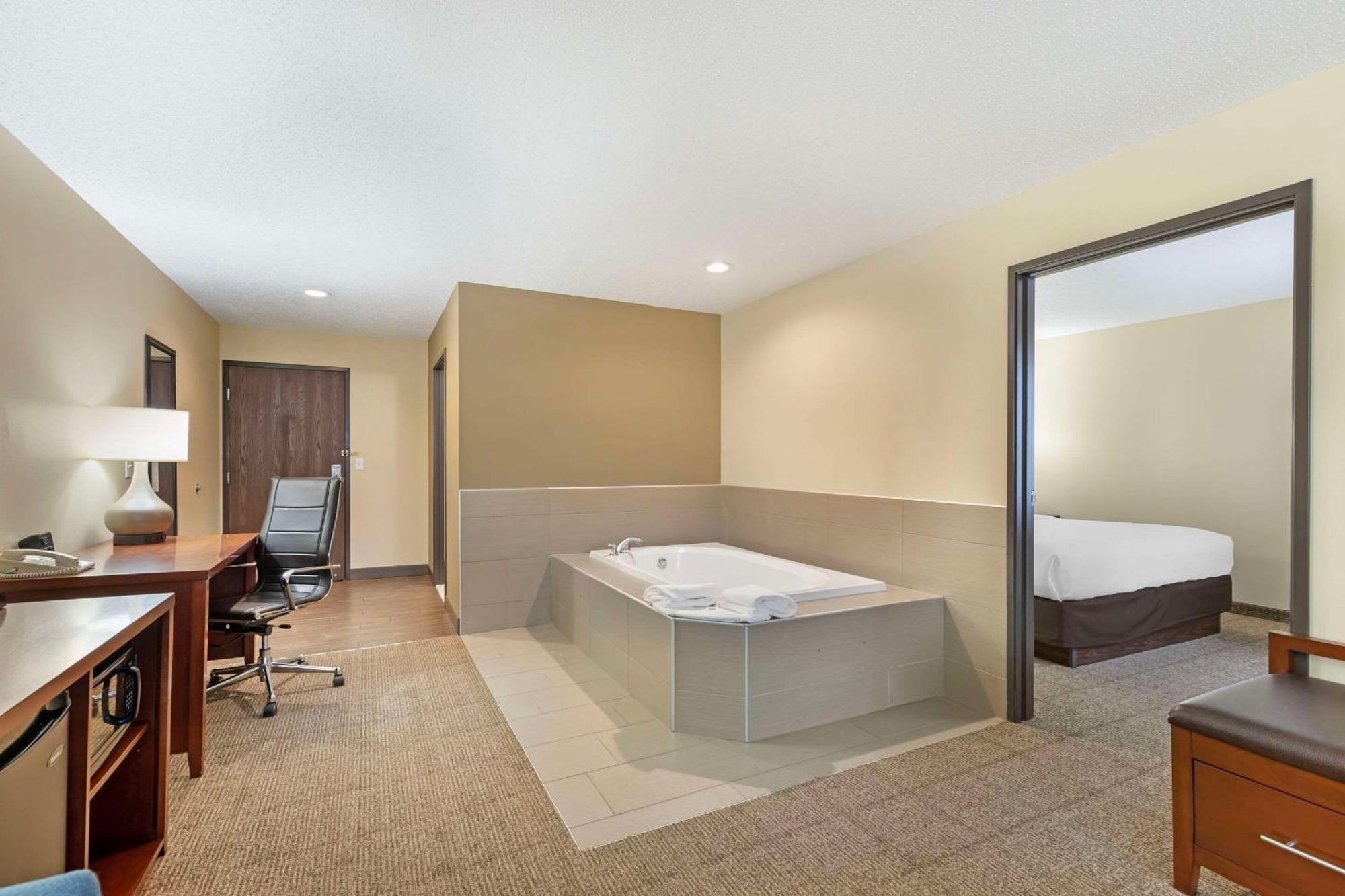 Comfort Suites Cedar Falls Ngoại thất bức ảnh